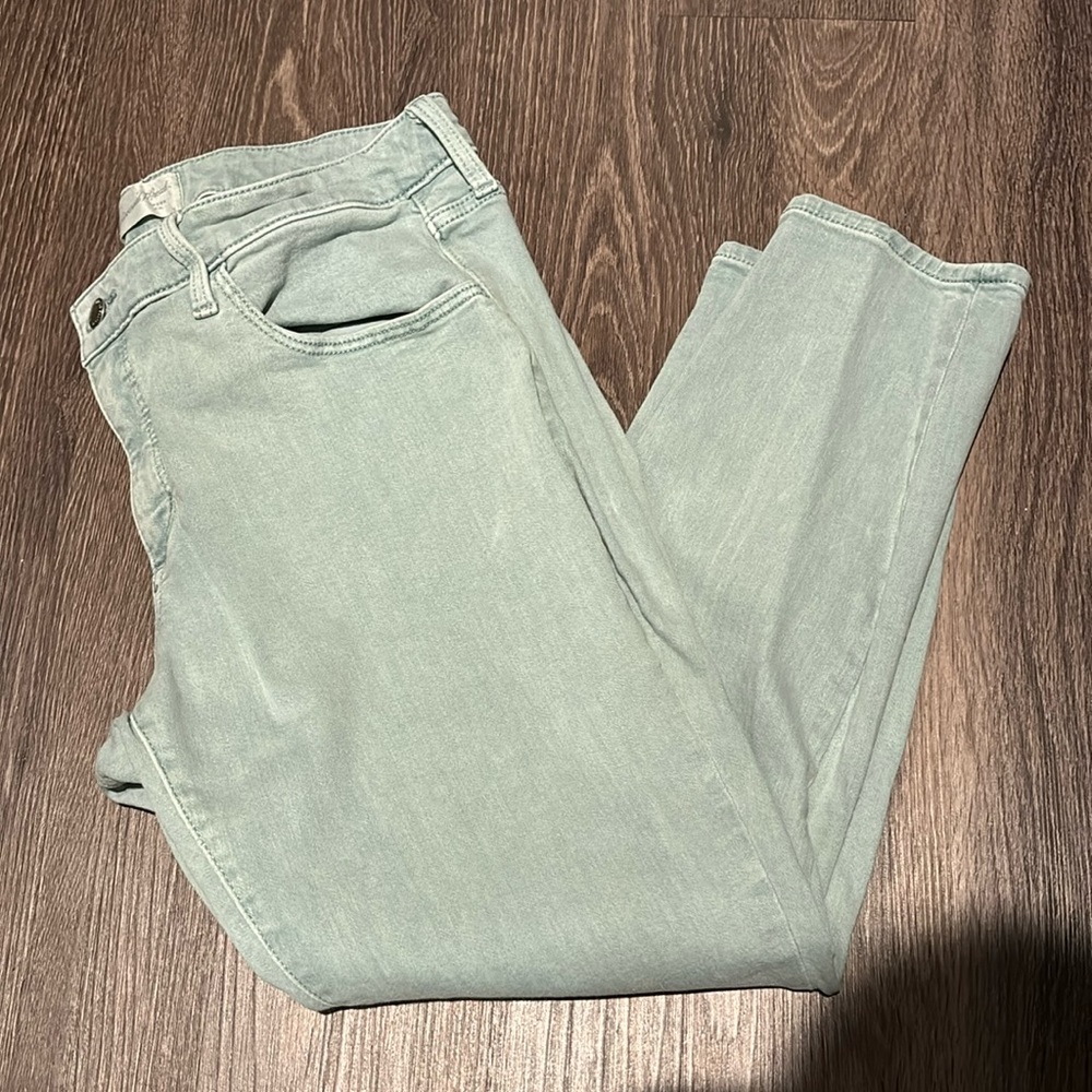 Universal Thread Size 14 Mid Rise Skinny Short